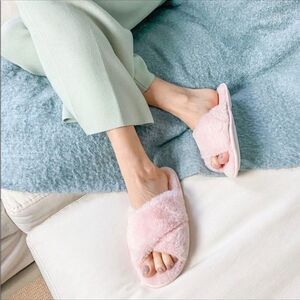 Splendid Pink Fuzzy Slippers